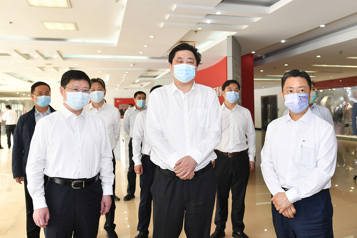 4月12日，無錫市市長(zhǎng)趙建軍帶隊(duì)深入紅豆集團(tuán)，專題調(diào)研疫情防控和復(fù)工復(fù)產(chǎn)工作。