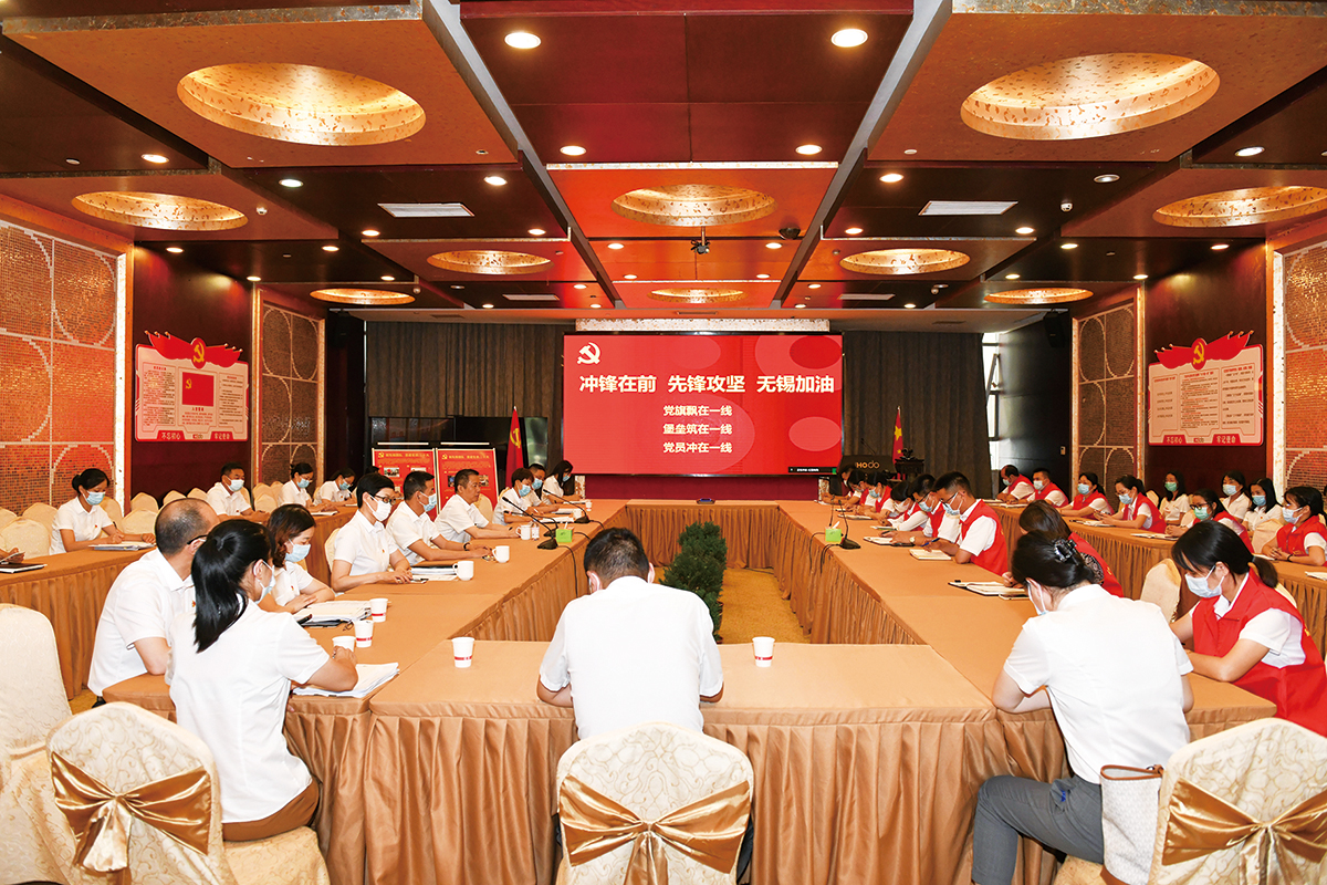 7月4日，紅豆集團(tuán)黨委第一時(shí)間發(fā)出緊急通知，管控區(qū)內(nèi)黨員、干部、員工積極響應(yīng)，就地轉(zhuǎn)為志愿者，切實(shí)發(fā)揮紅豆黨員先鋒模范作用，沖在抗疫一線。